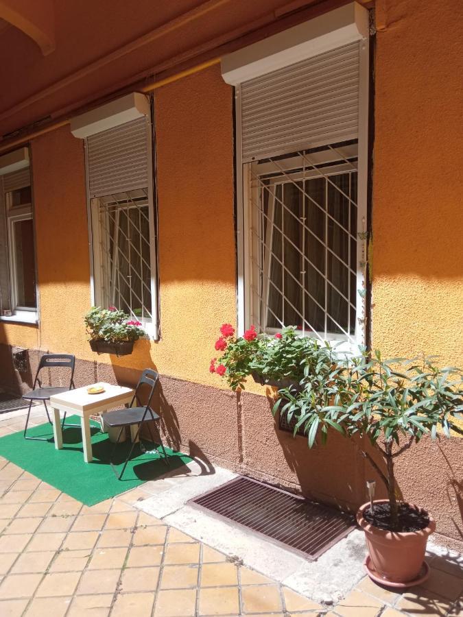 Free Parking Garage! Downtown Apartment Close To New York Cafe Budapest Bagian luar foto