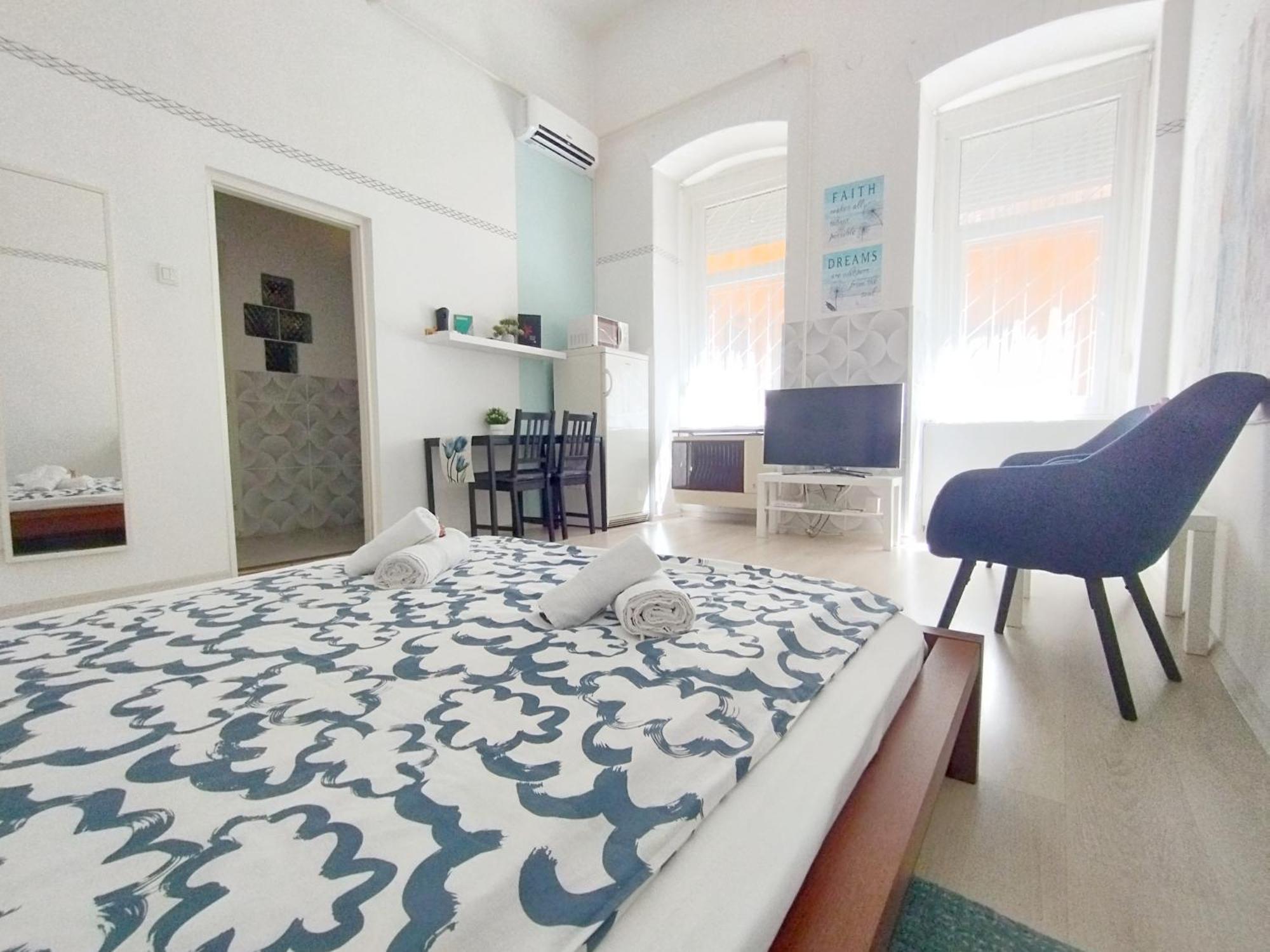Free Parking Garage! Downtown Apartment Close To New York Cafe Budapest Bagian luar foto