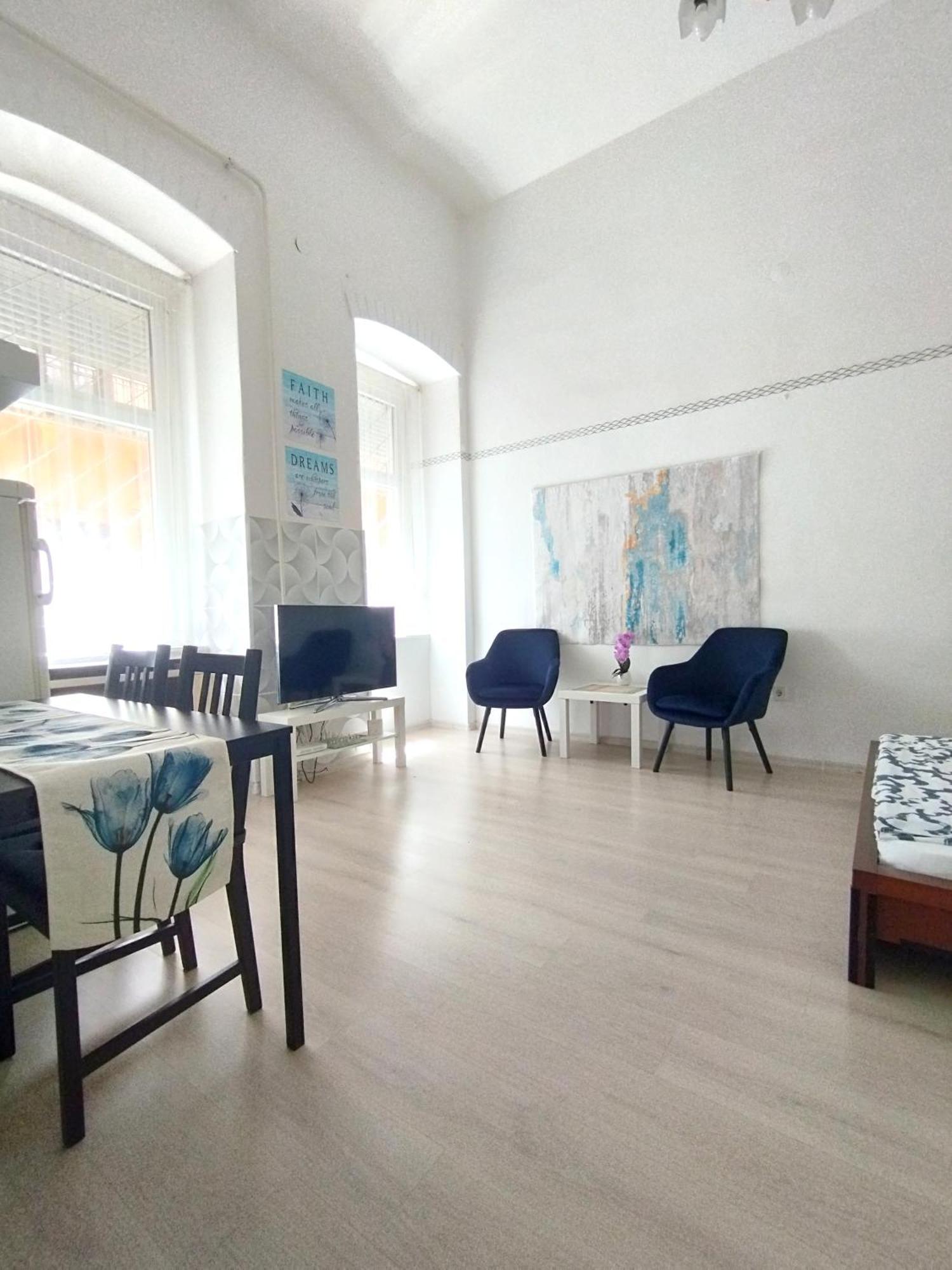 Free Parking Garage! Downtown Apartment Close To New York Cafe Budapest Bagian luar foto